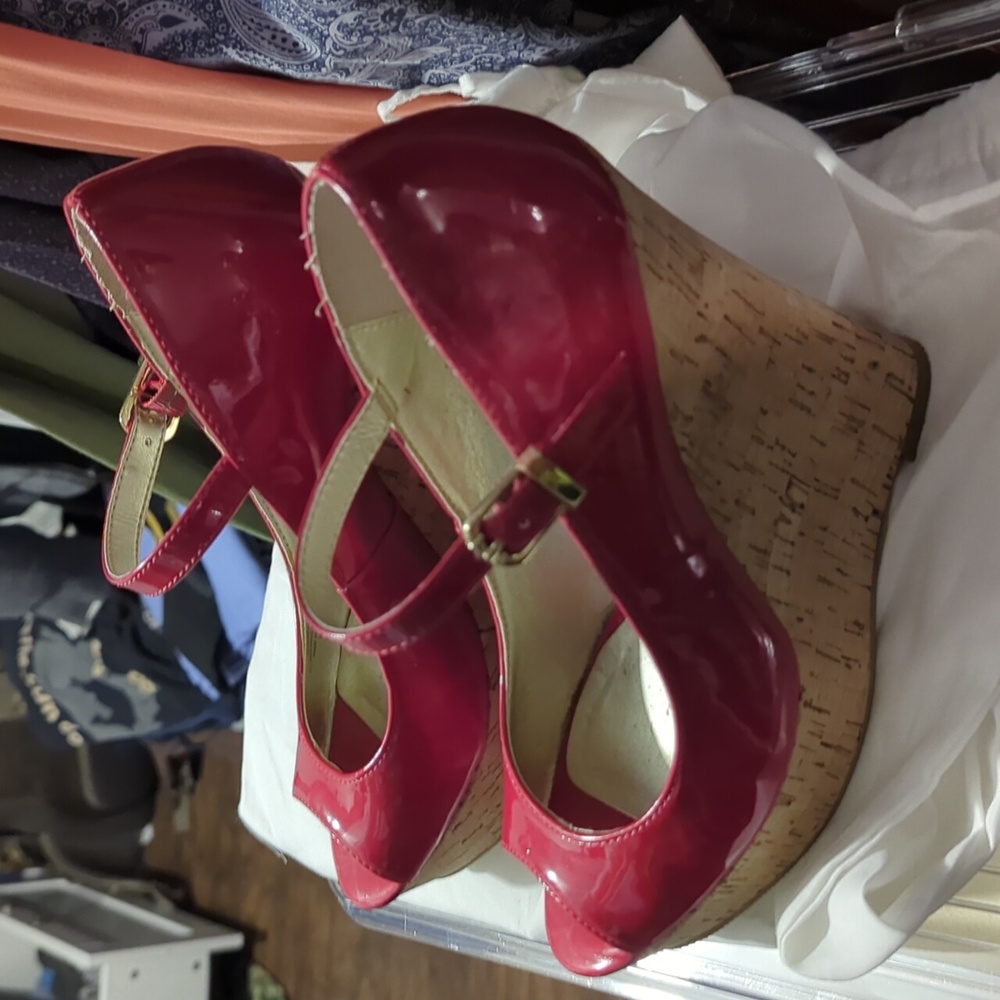 Guess peep toe wedges